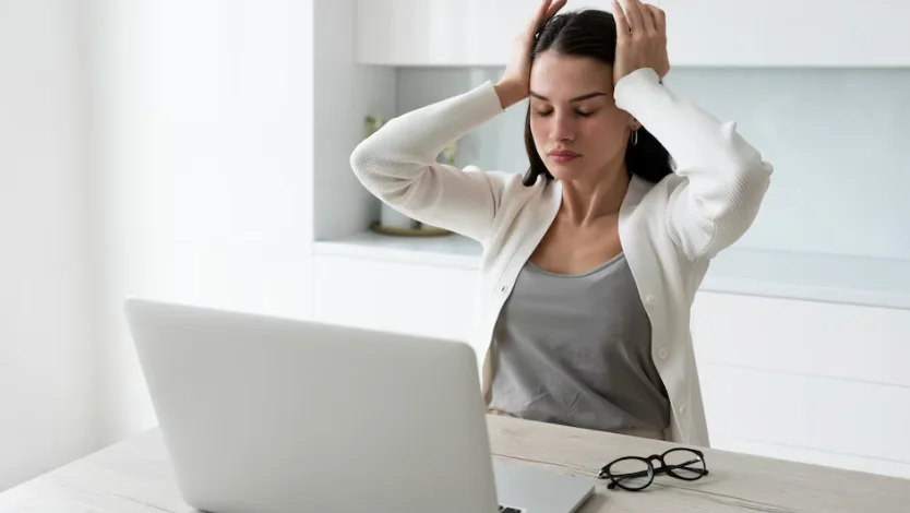 девушка держится за голову из-за стресса